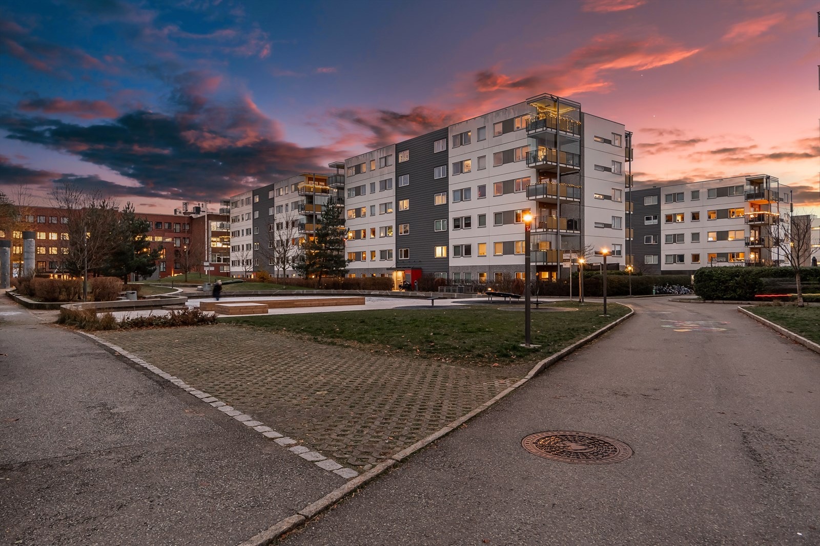 Leiligheten har en veldig god intern beliggenhet og kort vei til alle fasiliteter som dagligvare, skole, barnehage, treningssenter, offentlig kommunikasjon og kjøpesenter. Galleribilde