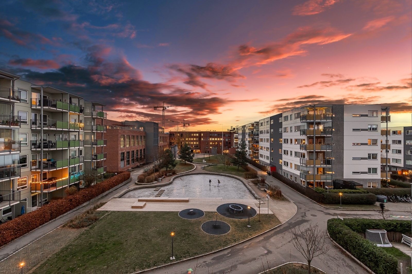 Leiligheten ligger på hjørnet av bygget og har flott utsyn mot pent opparbeidede fellesområder. Galleribilde