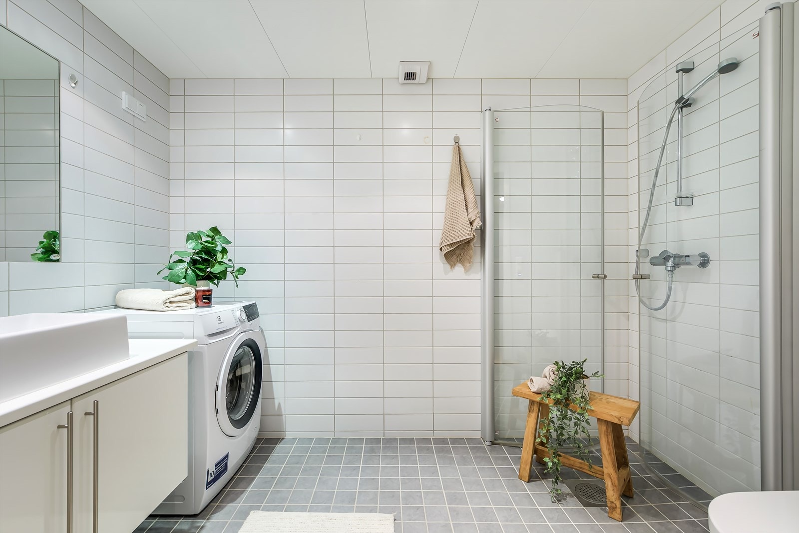 Pent, flislagt baderom med varmekabler i gulv. Galleribilde