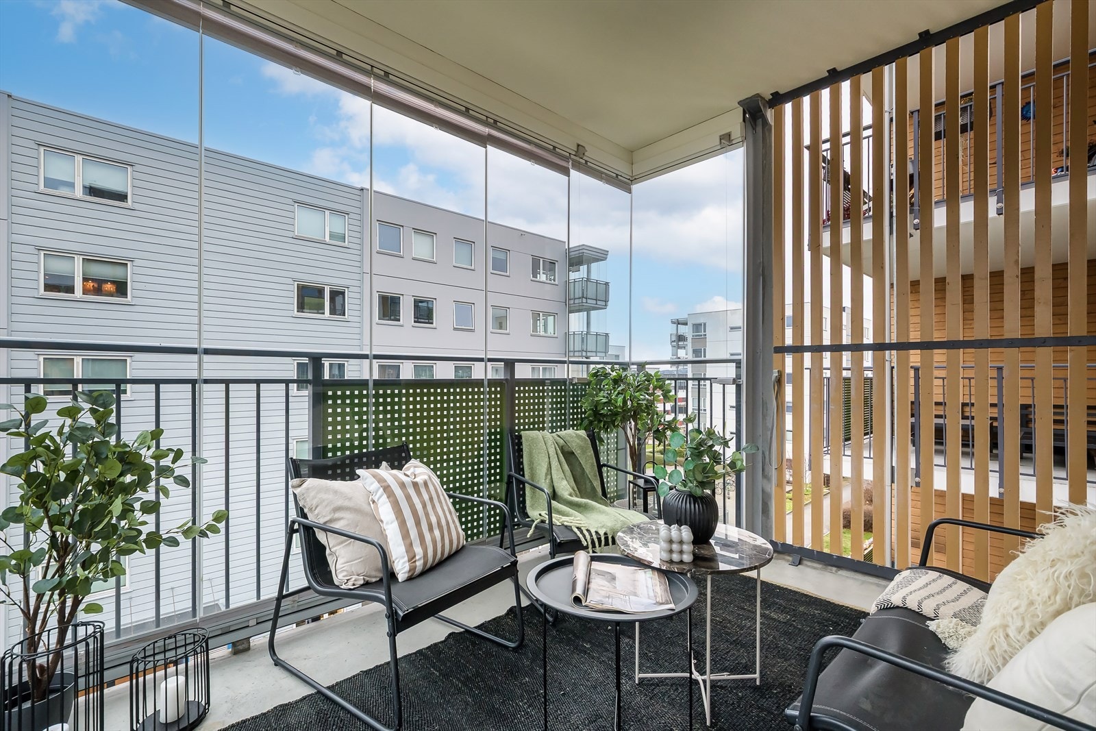 Her er det god plass til ønsket utemøblement. Galleribilde