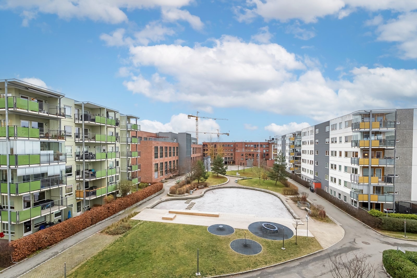 Utsikt fra leiligheten mot felles hage. Galleribilde