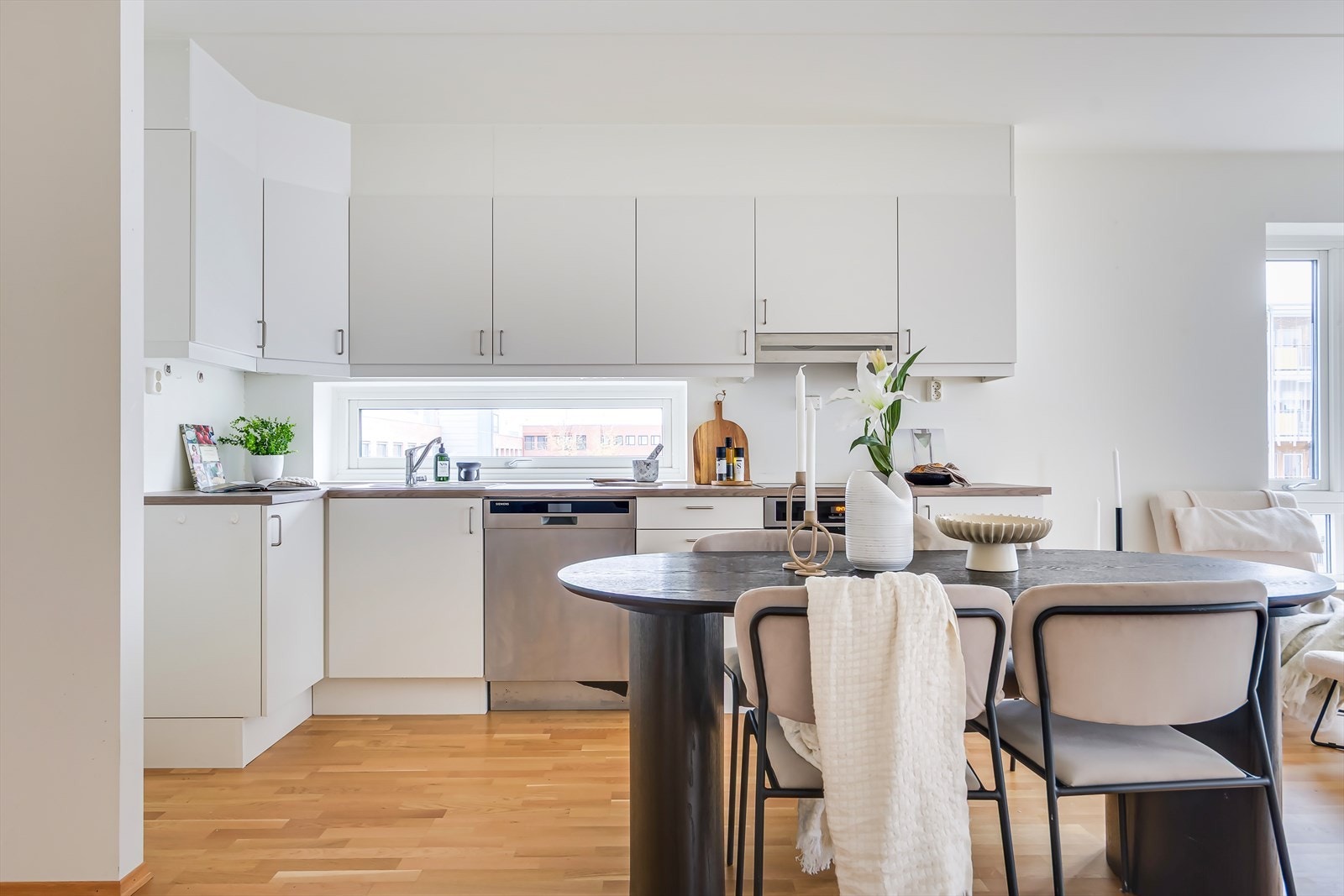 Integrerte hvitevarer som oppvaskmaskin og stekeovn medfølger. Galleribilde