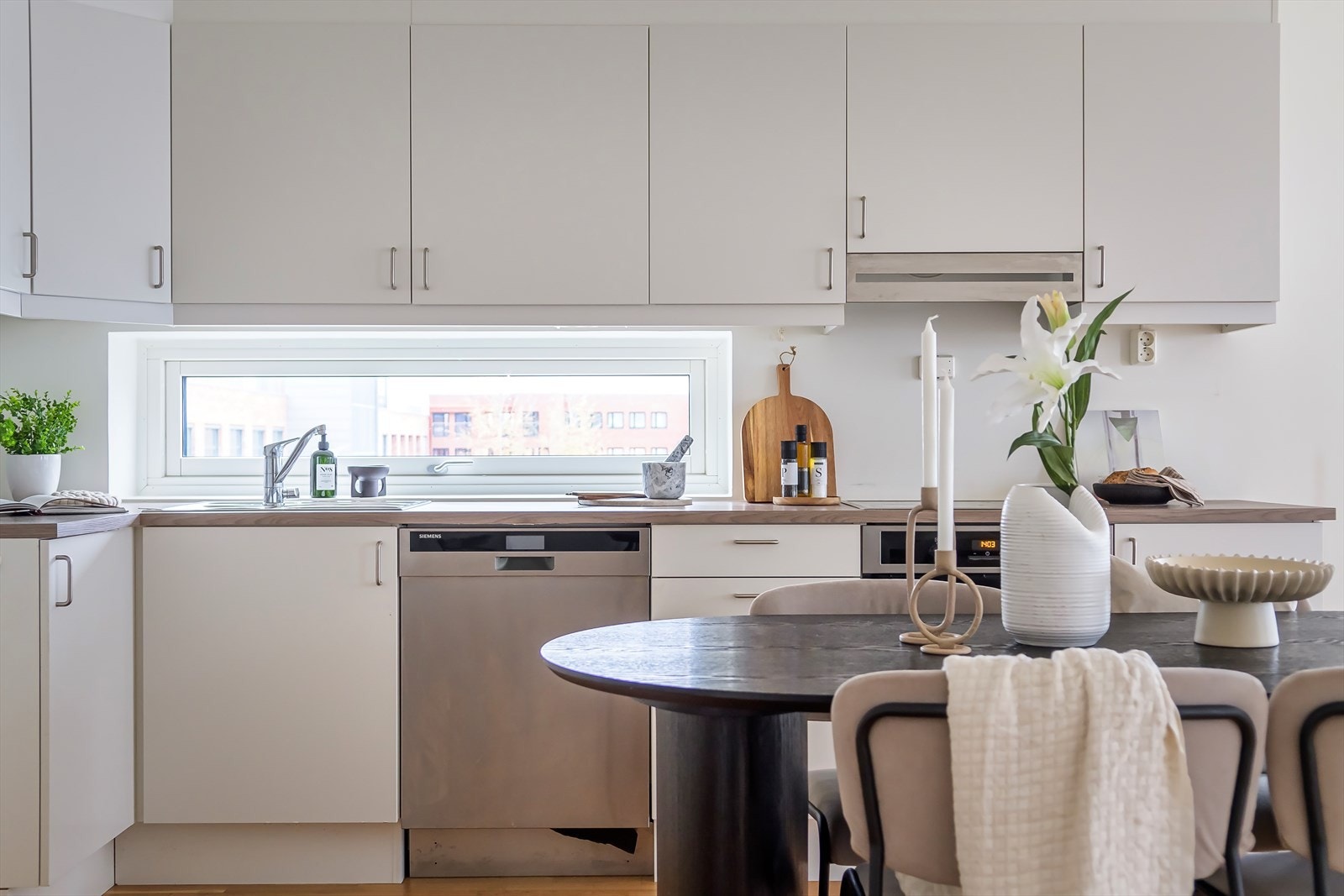 Her er det godt med skap- og benkeplass. Galleribilde