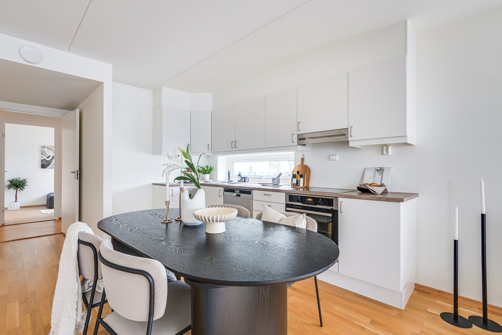 Stue og kjøkken i åpen, sosial løsning. Kjøkkeninnredning fra Norema. Galleribilde