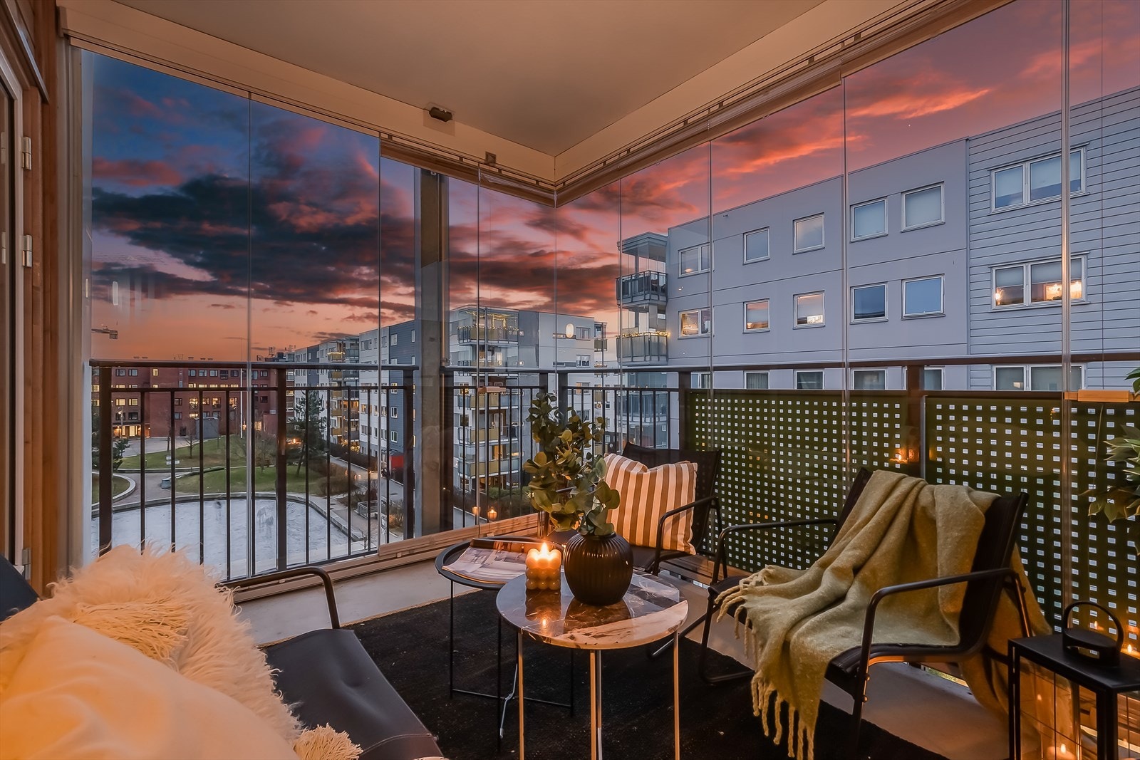 Utgang til herlig innglasset balkong på 9 kvm med gode solforhold. Galleribilde