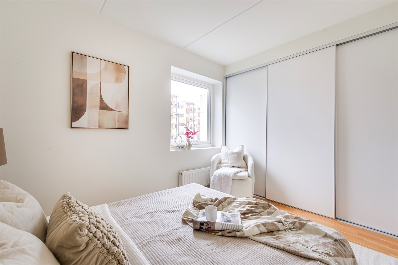 Stor, praktisk skyvedørsgarderobe som medfølger. Galleribilde