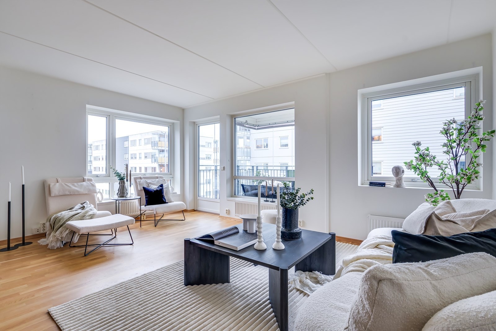 Lys og romslig stue med mye lysinnslipp og gode møbleringsmuligheter. Galleribilde