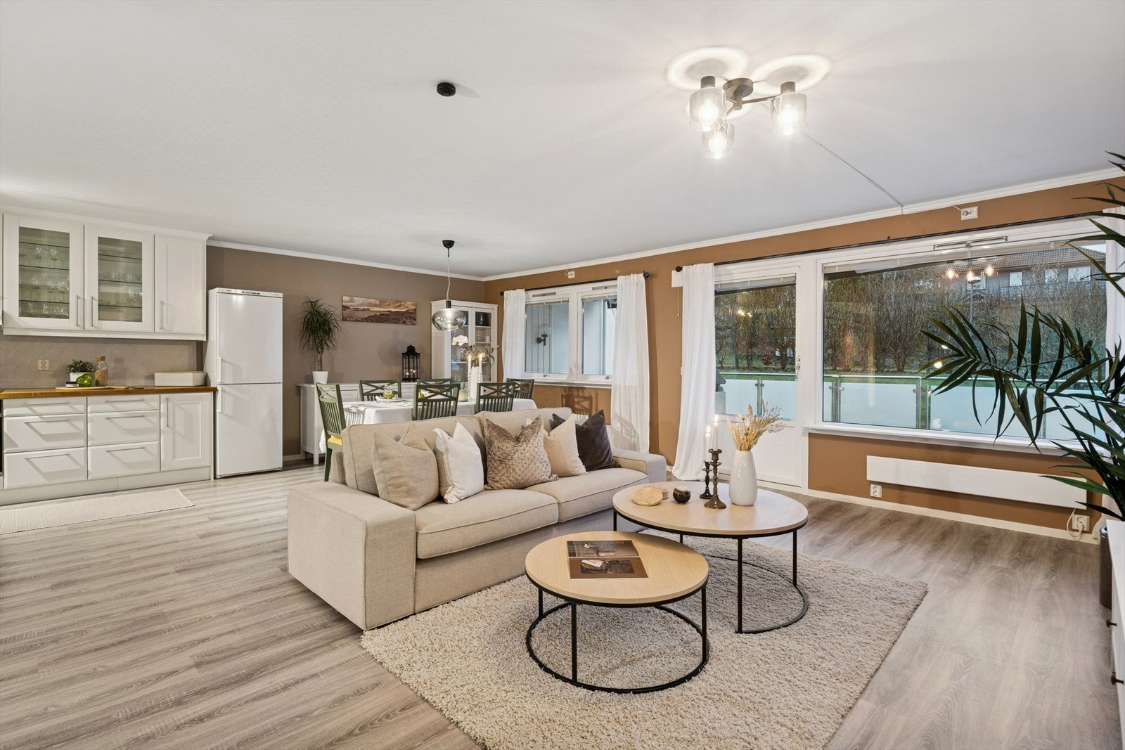 Store gode vindusflater gir godt med naturlig lys Galleribilde