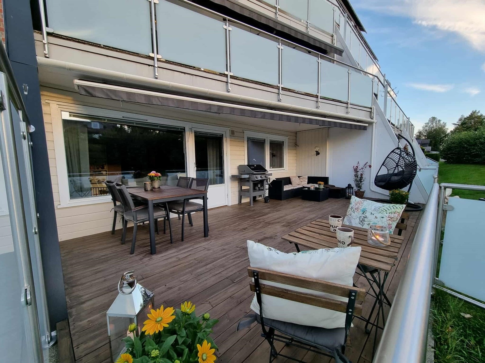 Terrassen er romslig og gir god plass til flere soner for utemøbler, som spisegruppe, loungemøbler og dekorative detaljer. Galleribilde