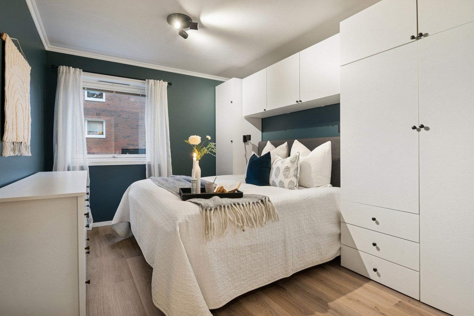 Løsningen med garderobeskap gir godt med ekstra oppbevaringsmuligheter Galleribilde