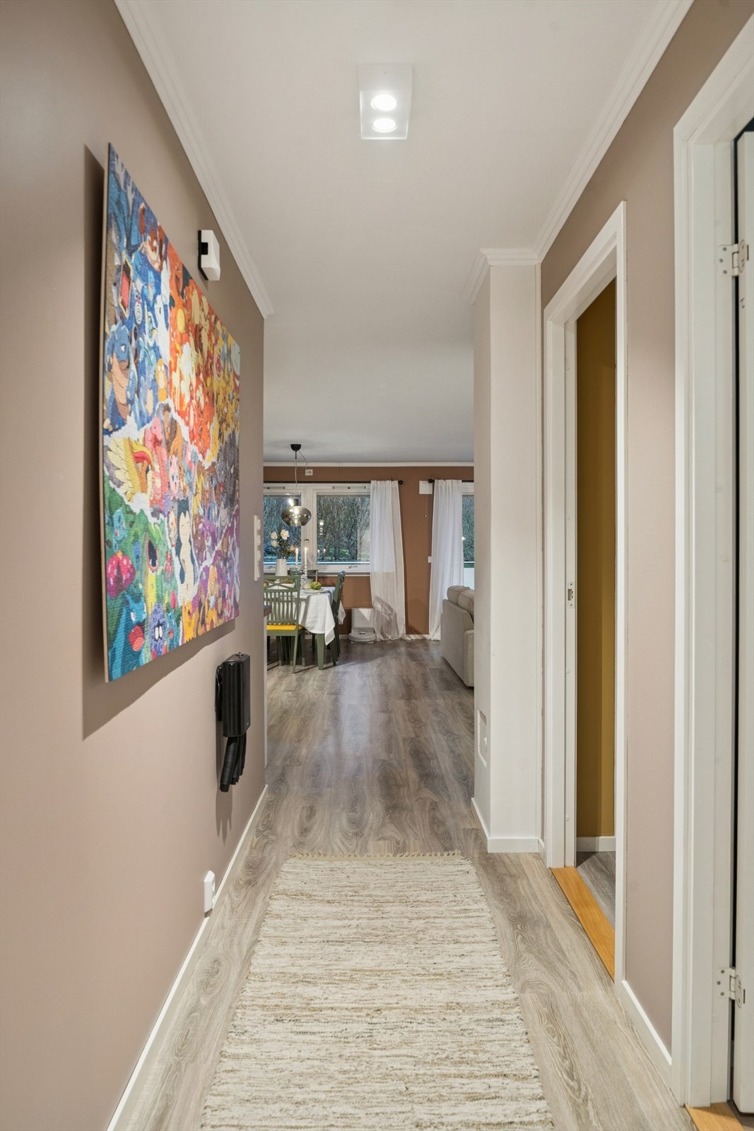 Gang med dør til hovedsoverom og soverom ll Galleribilde