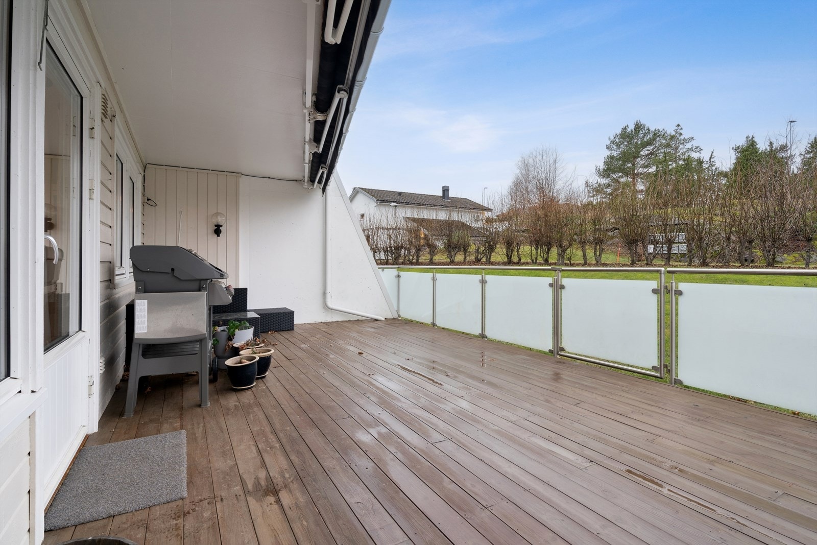 Stor og solrik terrasse med flere møbleringsmuligheter. Terrassen er romslig og gir god plass til både sittegruppe og grill, perfekt for hyggelige stunder utendørs. Galleribilde