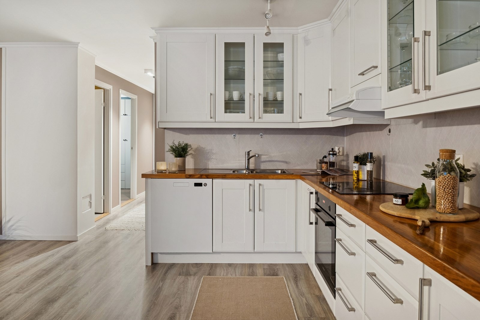 Moderne og funksjonelt kjøkken med klassisk design. Løsningen er vinkelformet, noe som gir en god arbeidsflyt og utnytter plassen optimalt. Et kjøkken som kombinerer funksjonalitet med et klassisk og tidløst preg Galleribilde