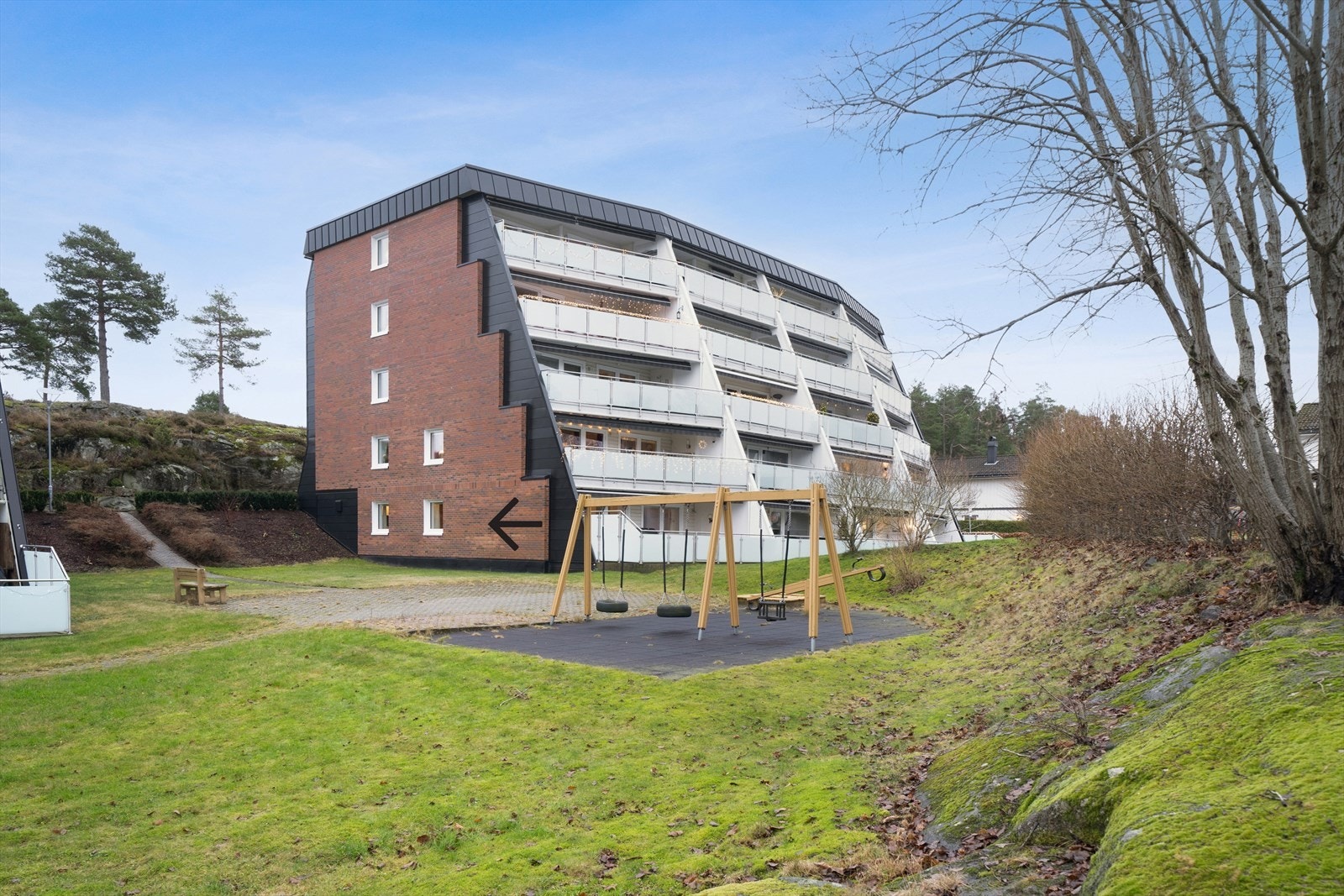 Endeleilighet gir boligen mer vindusflater og bakkeplan gir tilgang til grøntareal. Fra fellesarealet på fjellet bak blokka har man fantastisk utsikt over Slottsfjellet og Tønsbergfjorden Galleribilde