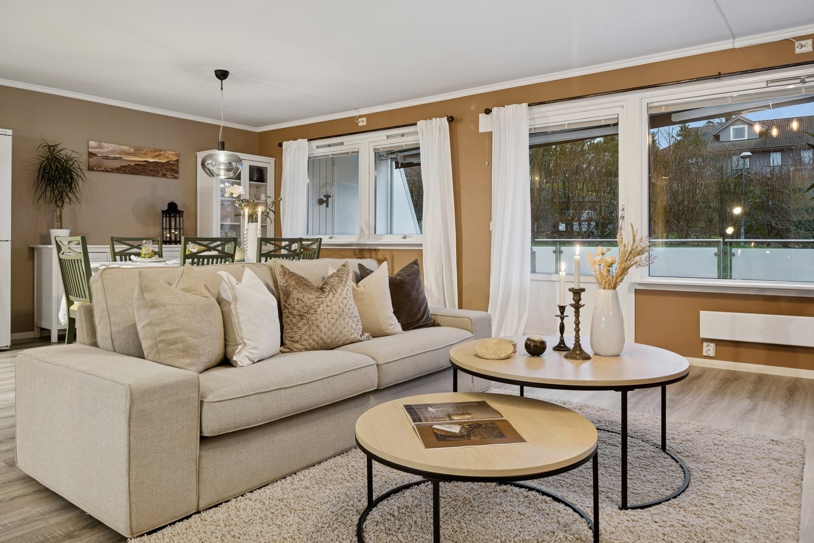 Lys og trivelig stue med god plass og store vinduer. Stuen har en varm og innbydende atmosfære med store vinduer som slipper inn rikelig med naturlig lys. Veggene er malt i en behagelig brun tone som gir rommet karakter og en lun følelse. Galleribilde