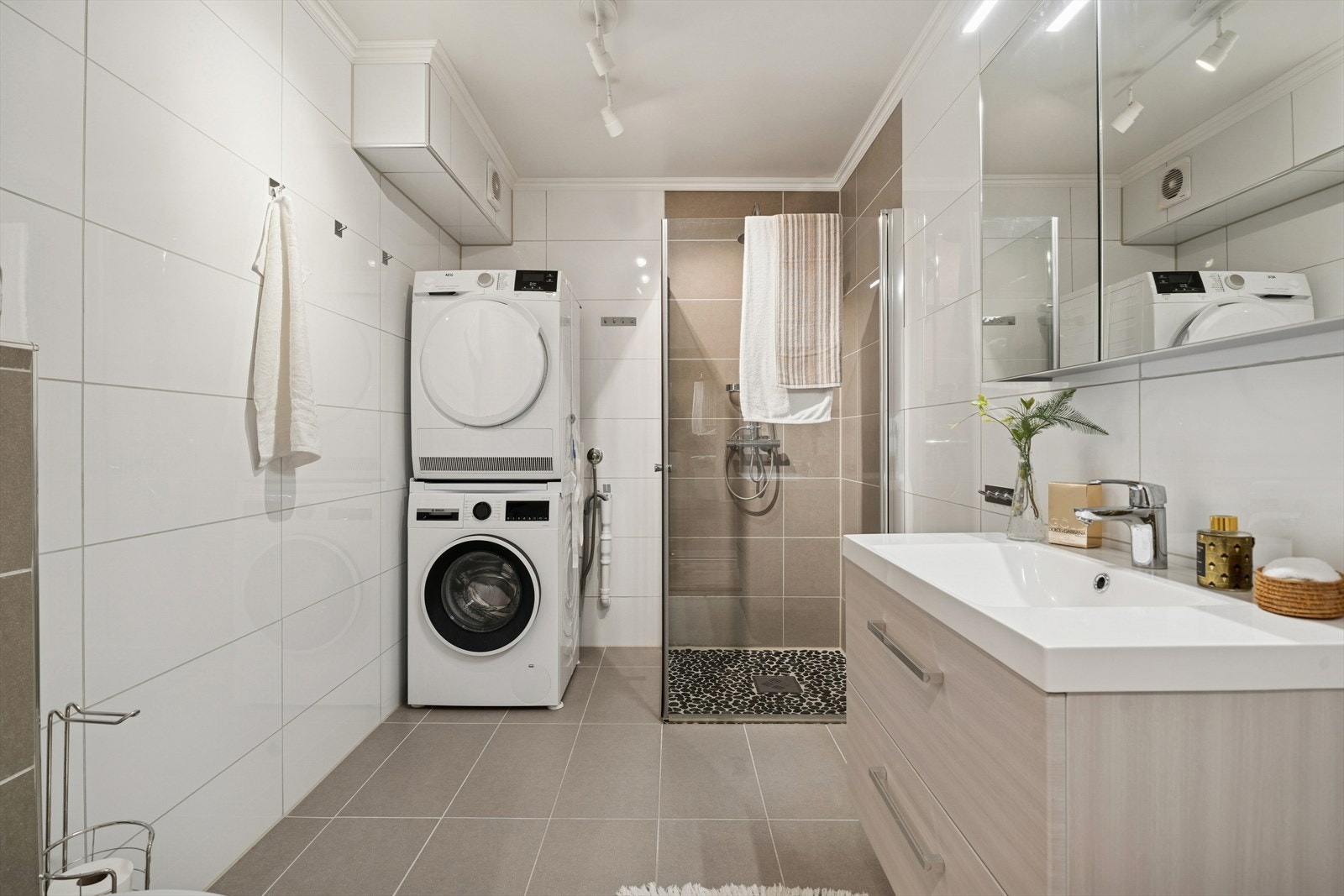 Fliser på gulv og vegg, samt sjarmerende dusjsone. Opplegg for vaskemaskin er et must Galleribilde