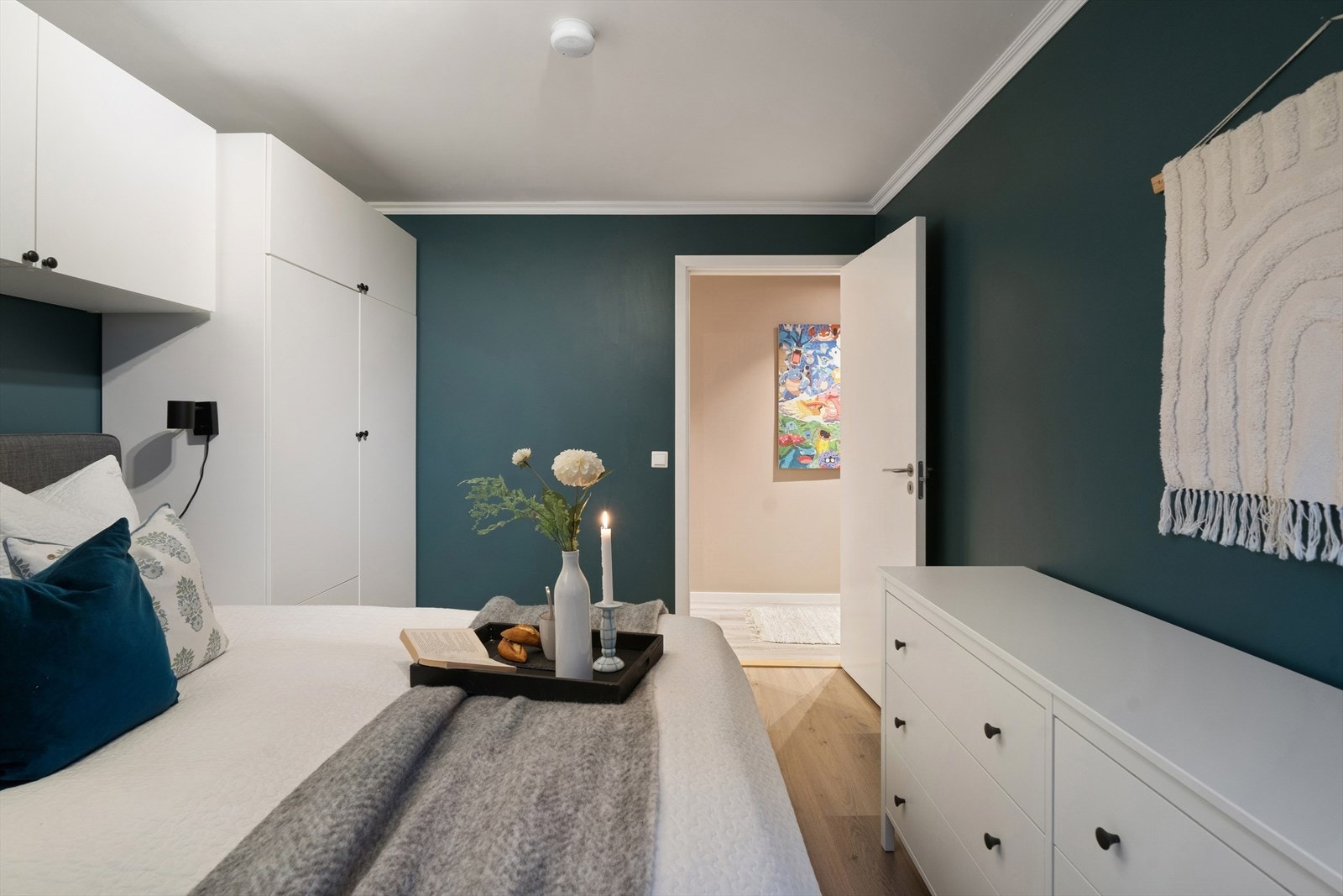 Hovedsoverom er malt i en rolig og behagelig, mørk tone Galleribilde