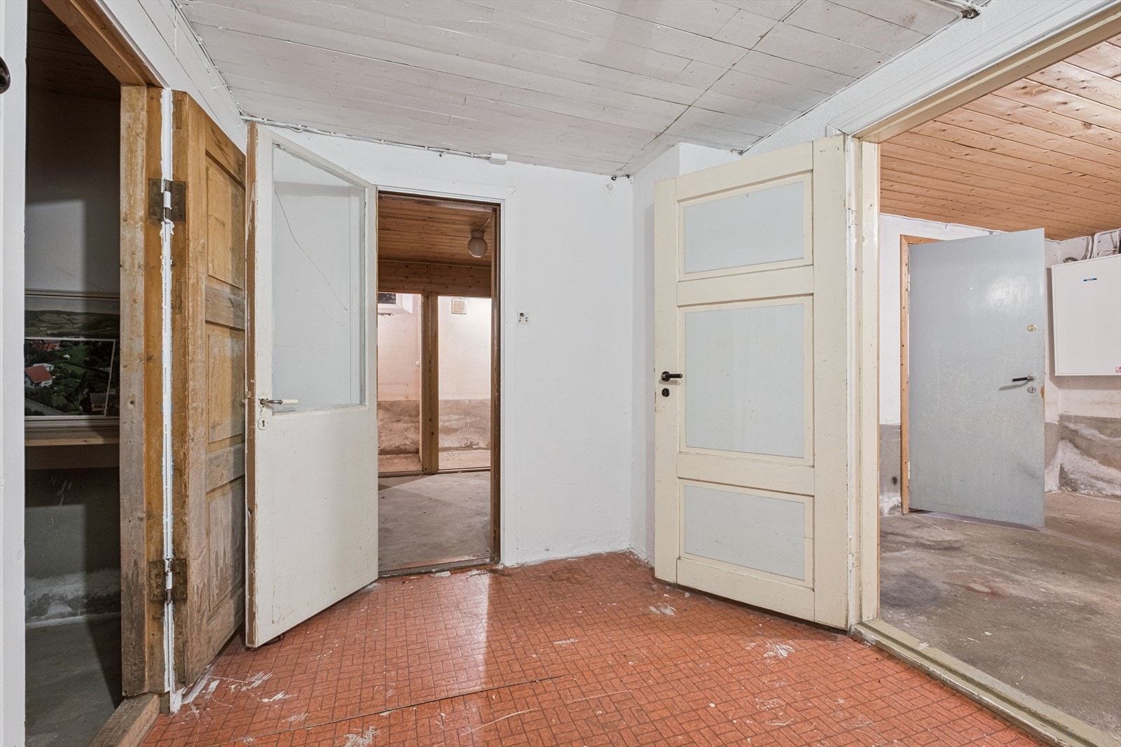 Kjelleren har god takhøyde og mye lagringsplass. Vaskerom inn til høyre. Galleribilde