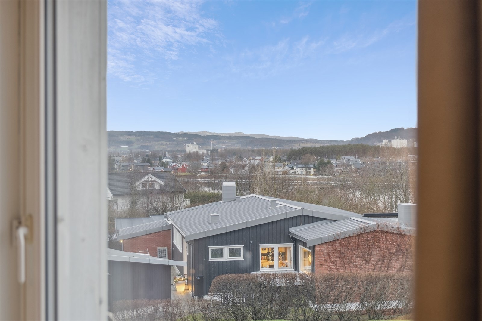 Utsikt fra stuevindu. Galleribilde