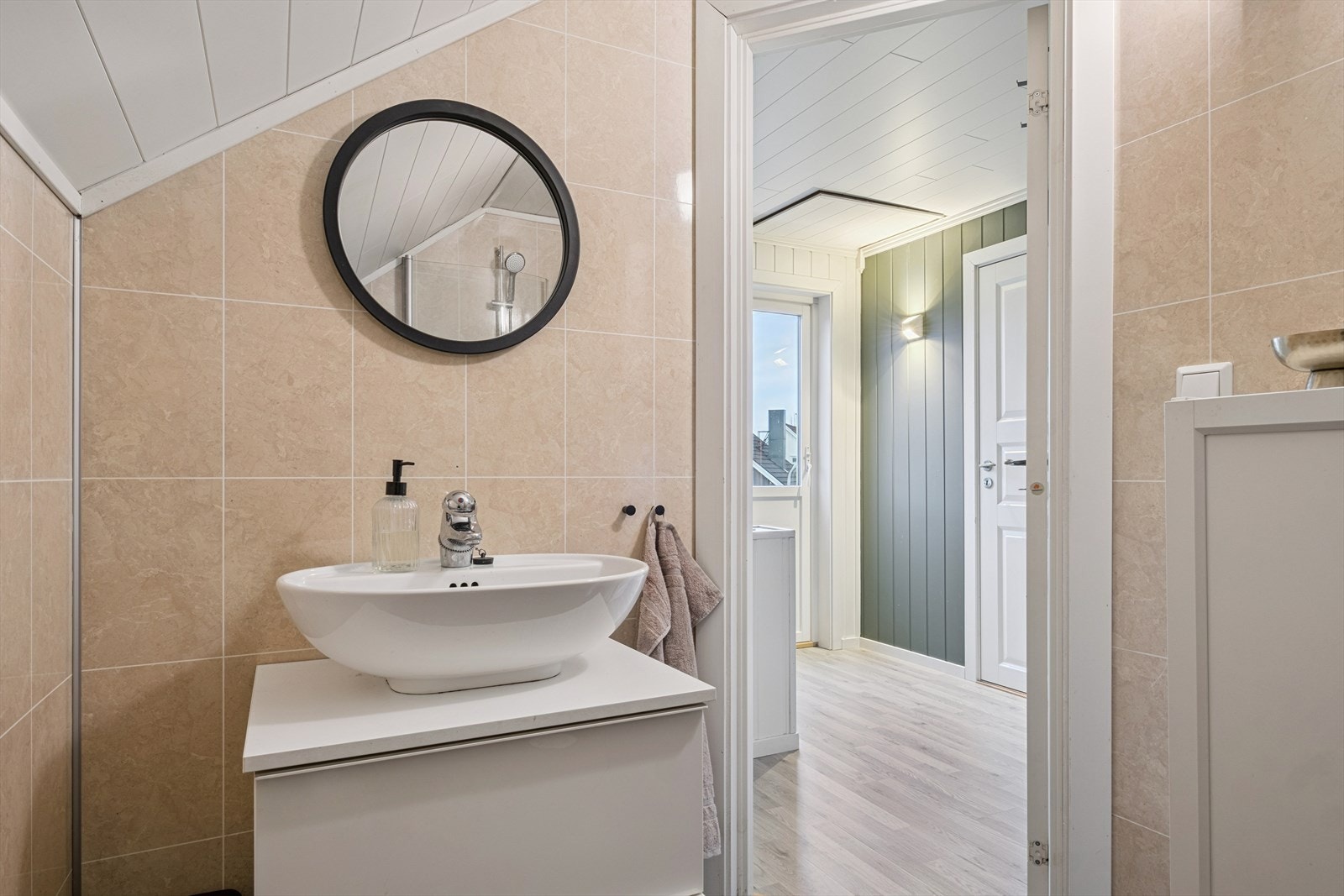 Rommet er på 3,5 kvm og har varme i gulv. Galleribilde