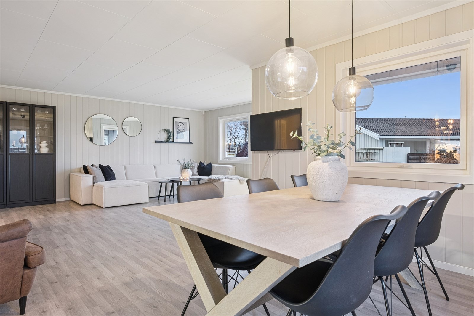 Mye lysinnslipp inn i rommet. Vinduer og dører er forøvrig byttet i 2012 både i 1. etg og 2. etg. Galleribilde