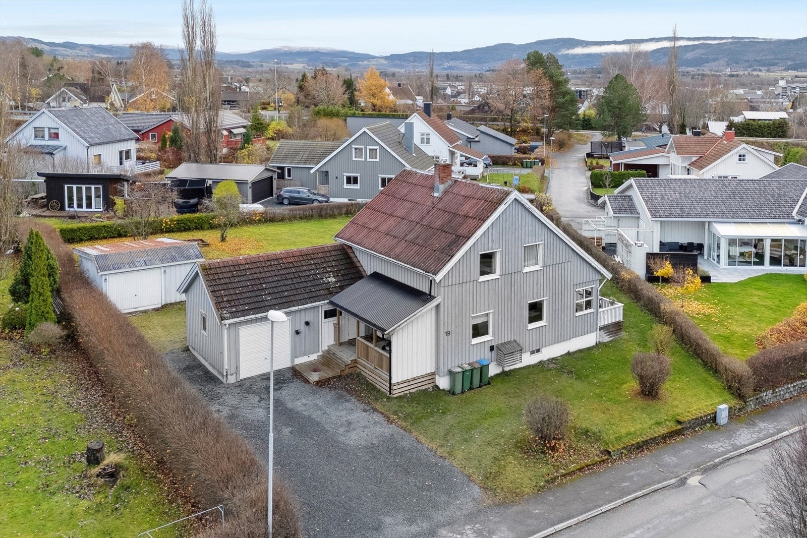 Huset har en flott beliggenhet på Tvistvold, og en stor tomt på 1.285 kvm med mye muligheter. Galleribilde