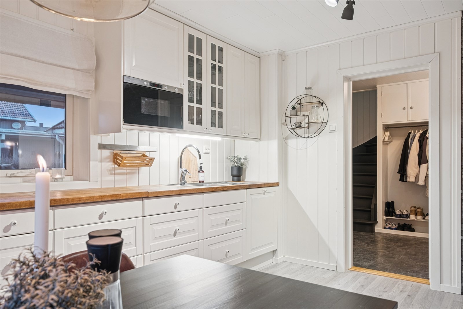 Kjøkkenet er fra 2012 og holder en tidløs og fin standard. Galleribilde