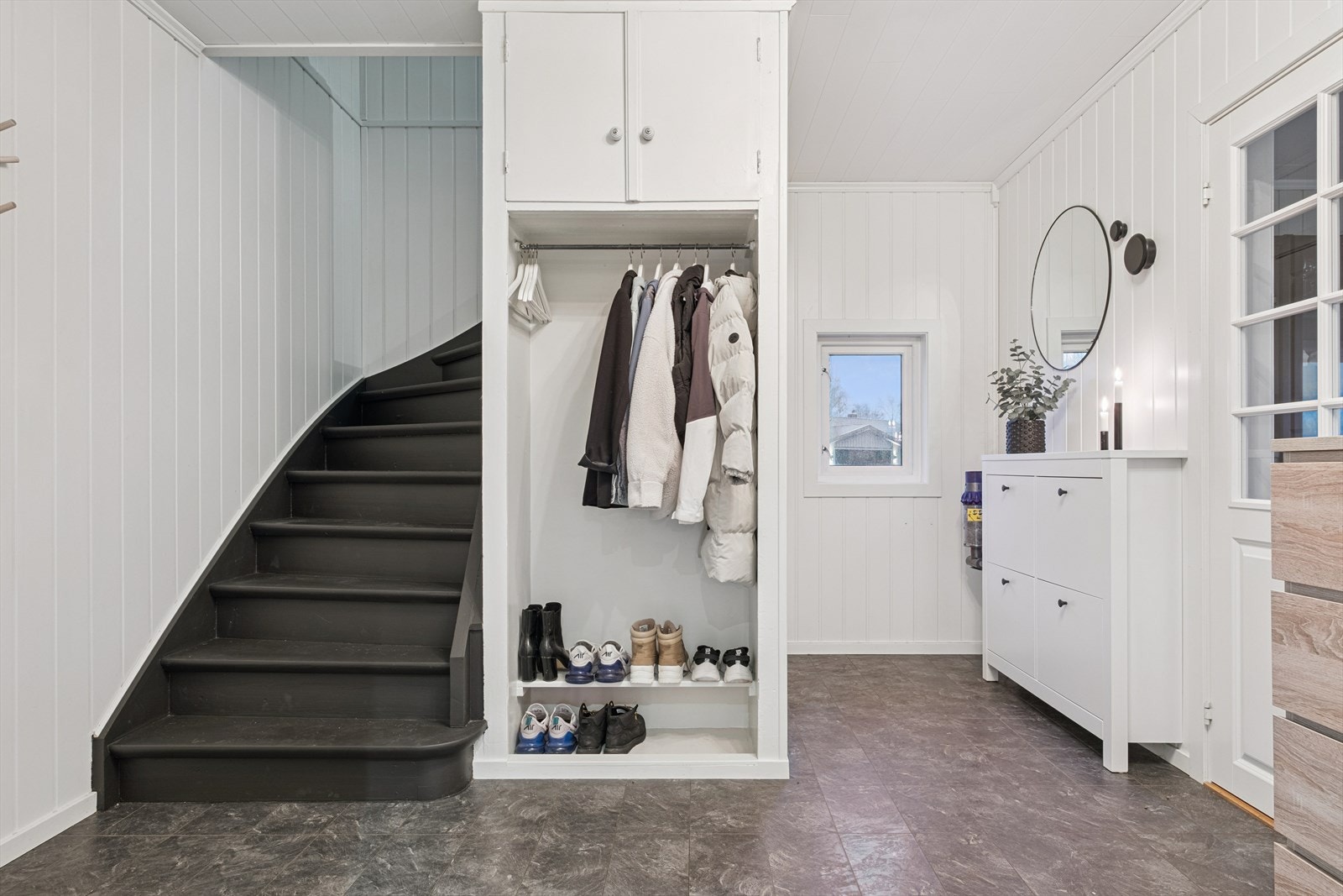 Lys og romlsig entré på 11,5 kvm med god plass til oppheng og lagring av yttertøy. Galleribilde