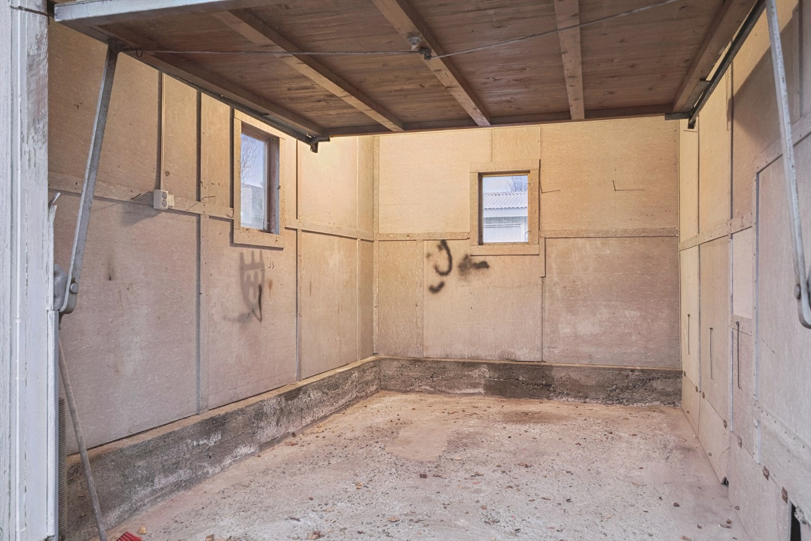 Garasjen som henger på boligen er av eldre dato og er blitt brukt til lagring. Galleribilde