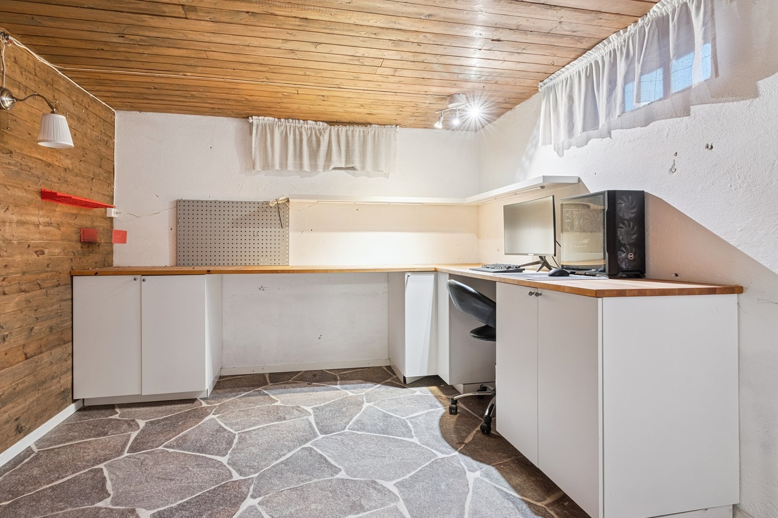 Innerst i kjelleren har man et innredet hobbyrom. Rommet er ikke godkjent til varig opphold. Galleribilde