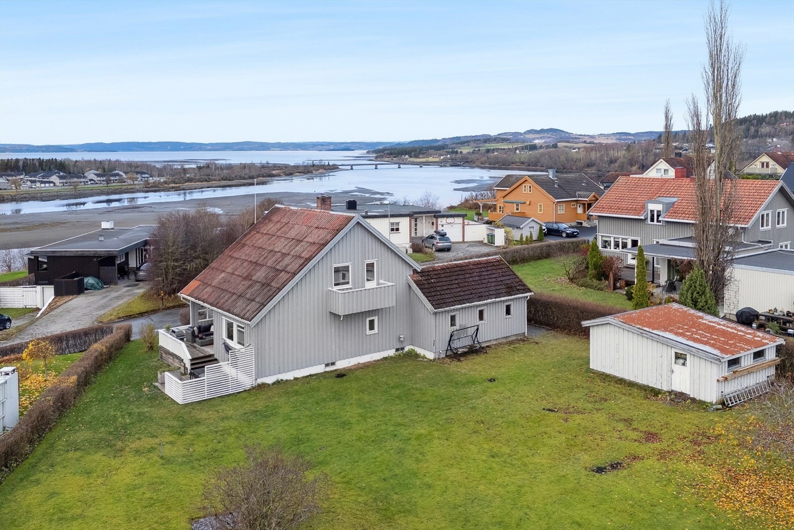 Garasjen i bakkant av huset er på 25 kvm. Galleribilde