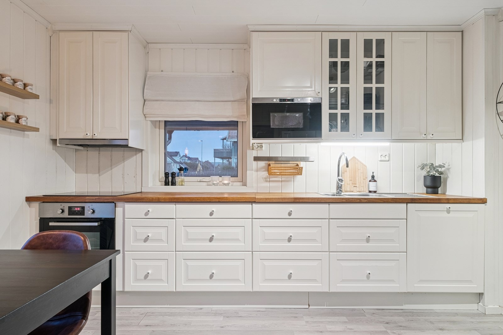 Det medfølger integrerte hvitevarer som stekeovn, mikrobølgeovn, oppvaskmaskin og ventilator. Galleribilde