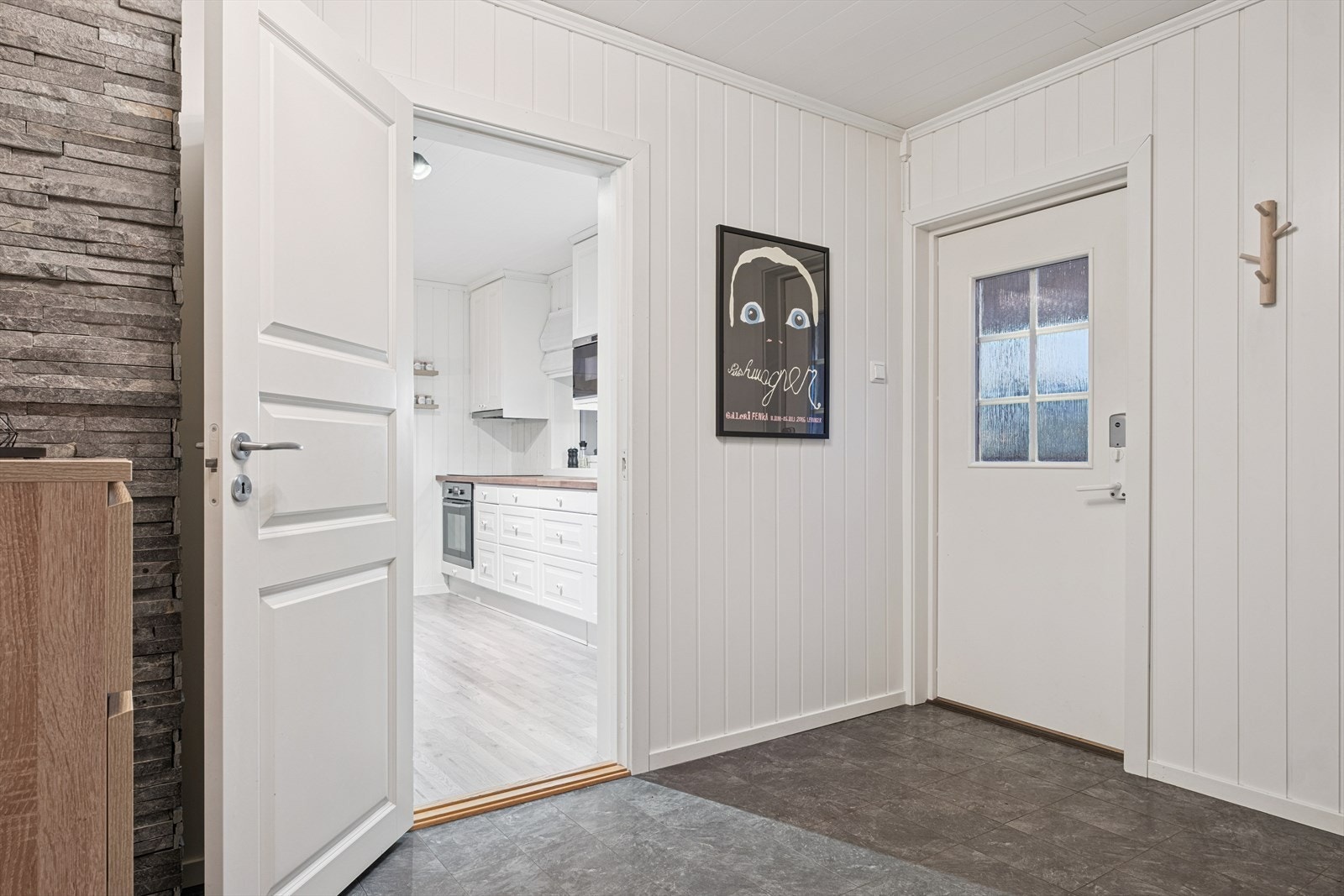 Fra inngangsparti har man adgang til avdelt kjøkken inn til høyre. Galleribilde