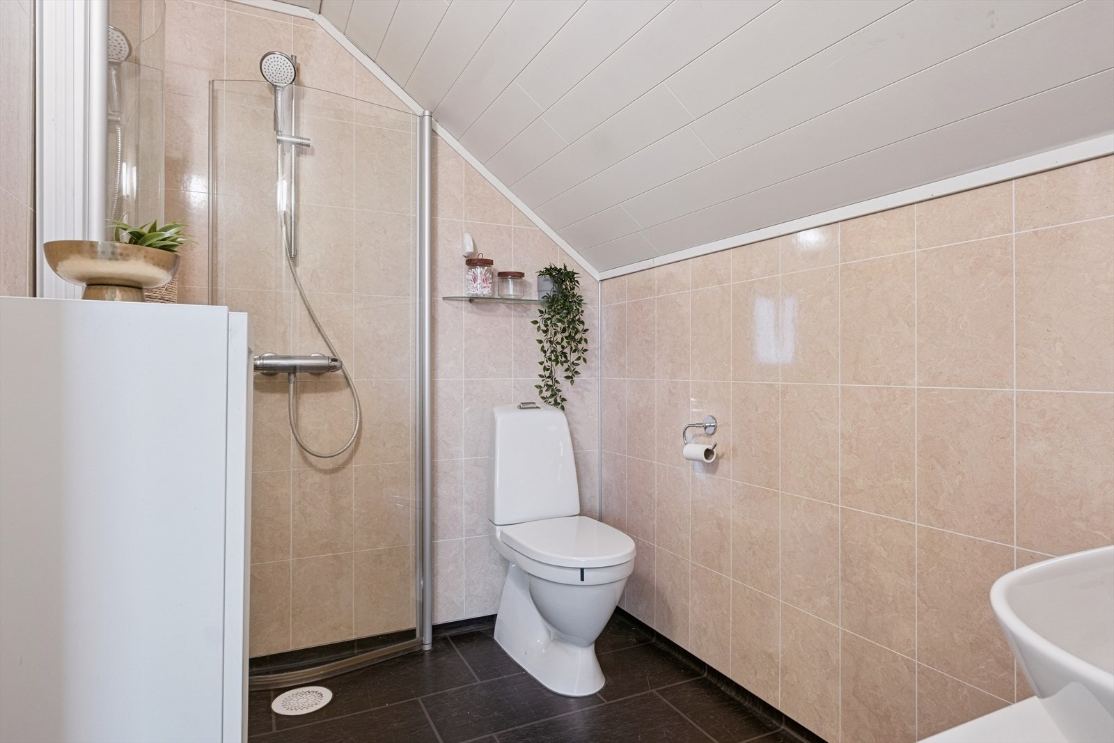 Badet ble renovert i 2012 med belegg på gulv og våtromsplater på vegg. Galleribilde