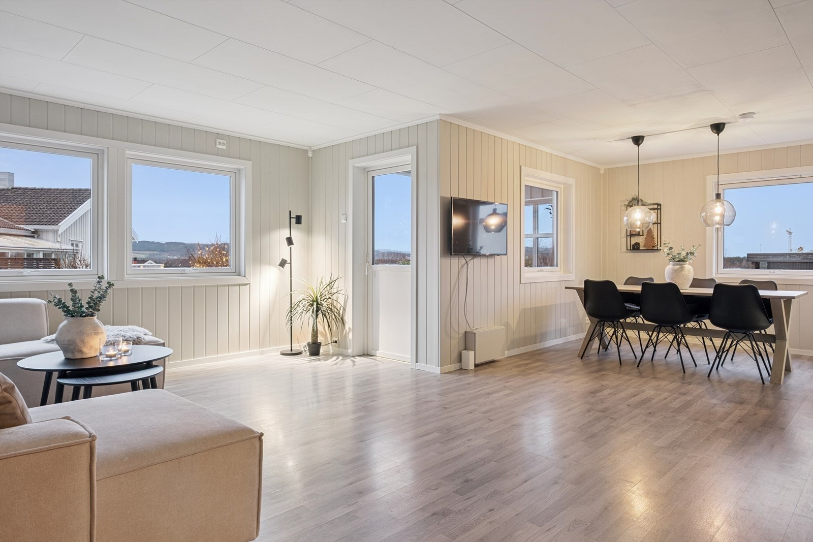 Fra stua har man utgang til en delvis takoverbygd veranda med platting. Galleribilde