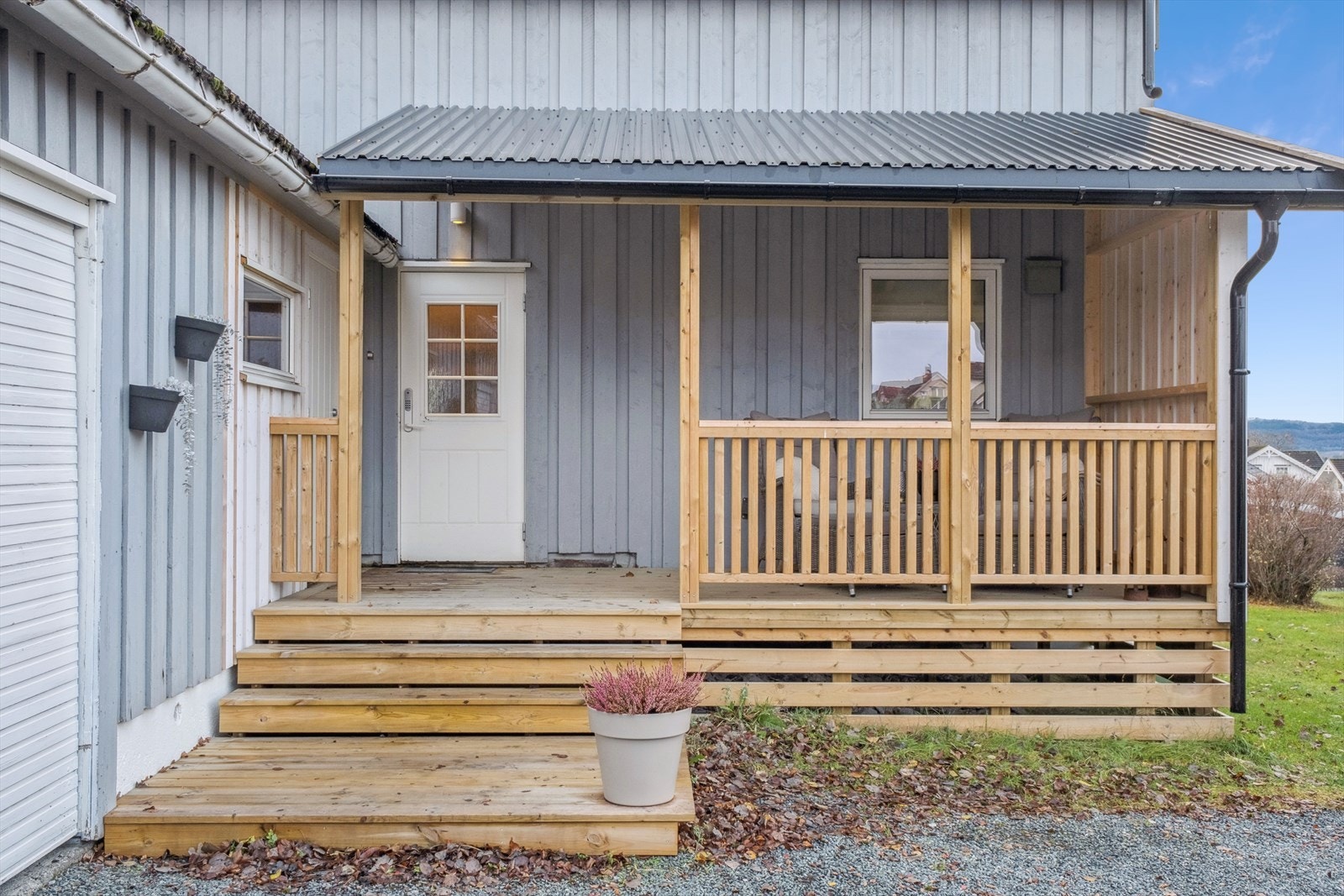 Nytt takoverbygd inngangsparti fra 2024. Her har man også tilgang til lagringsboder mellom hoveddelen og garasjen. Galleribilde