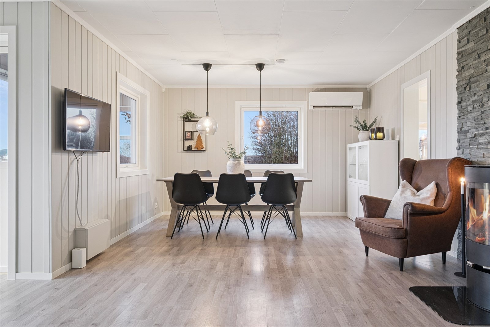 Boligen varmes opp med varmepumpe (2017) og vedovn (2012, rehabilitert pipe 2024) Galleribilde