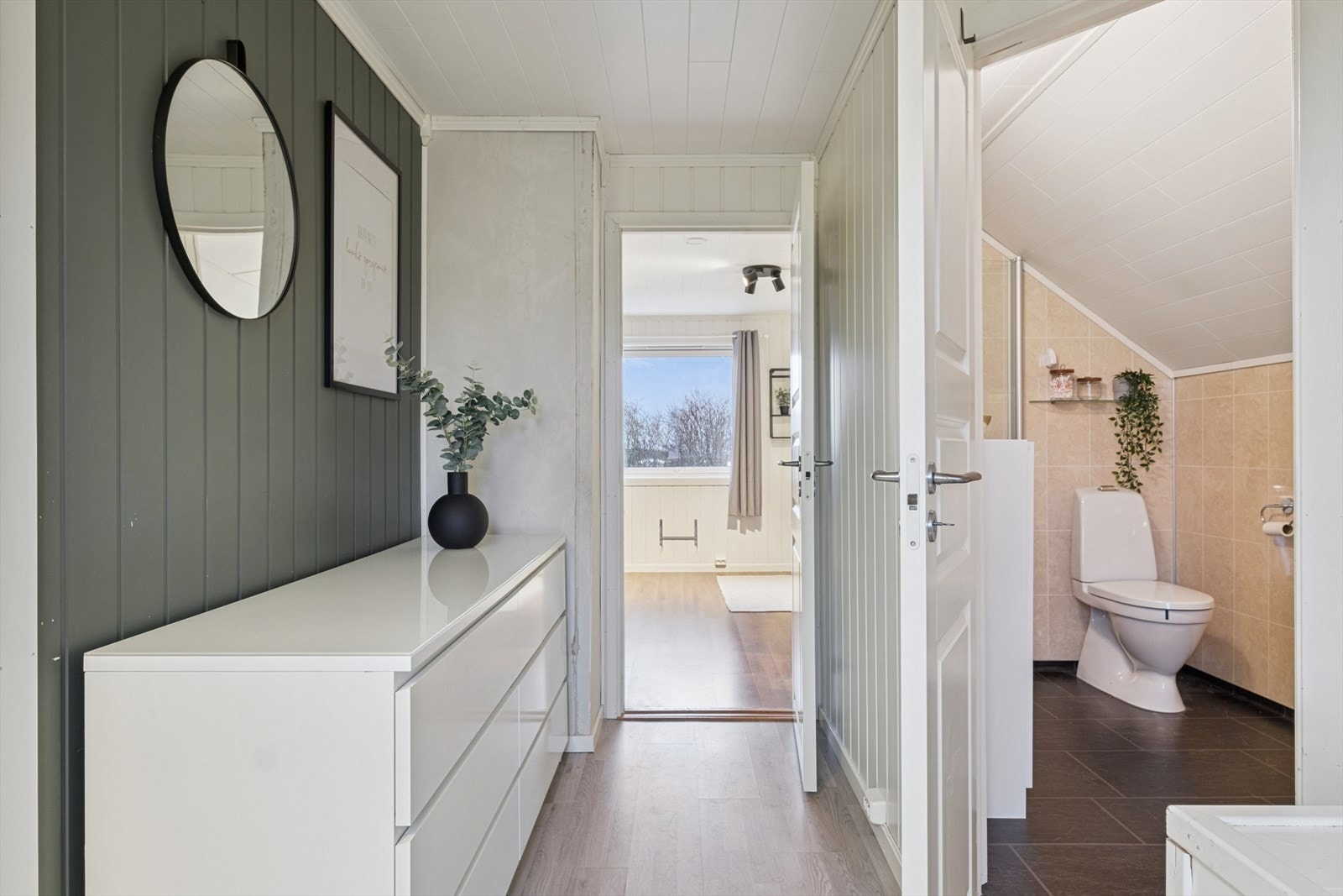 Mellomgang i 2.etg. Ellers består etasjen av bad og 3 soverom. Galleribilde