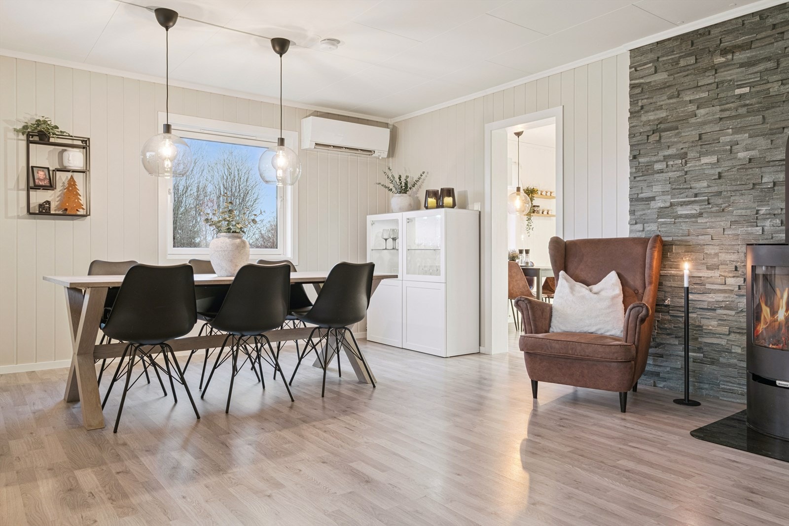 Videre inn til spisestuen er det god plass til et stort spisebord. Galleribilde