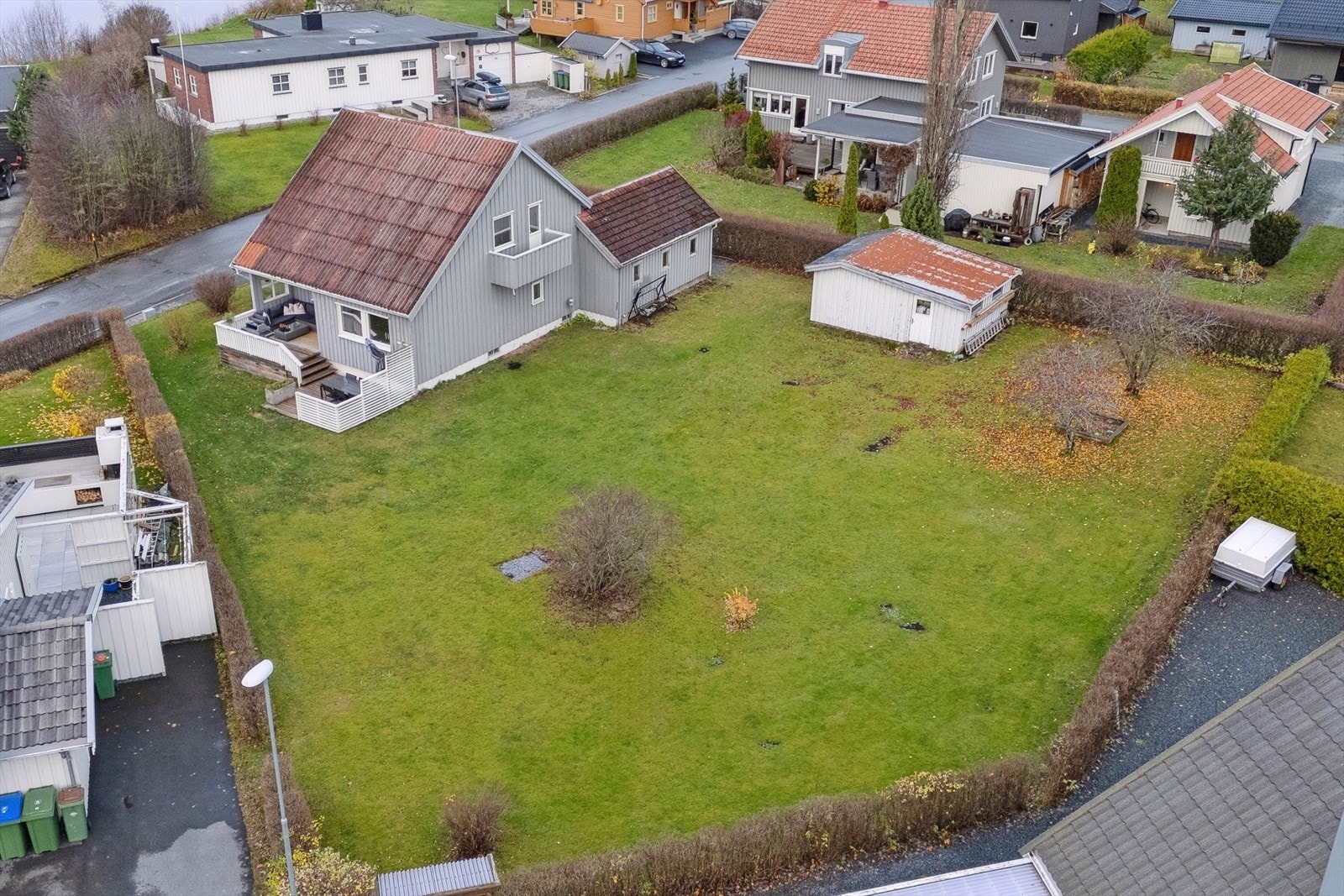 Gode muligheter for å utvikle tomta, og samtidig ha romslig hage i etterkant. Galleribilde