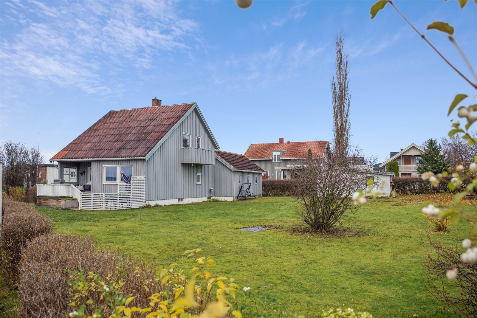 Stor og romslig plenareal i bakkant av huset godt skjermet for innsyn. Galleribilde