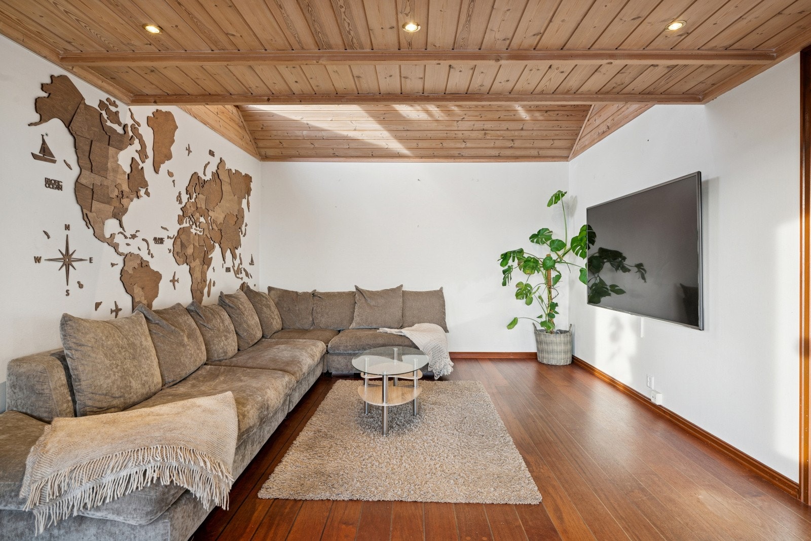 Lun og innbydende stue med romslig takhøyde. Galleribilde