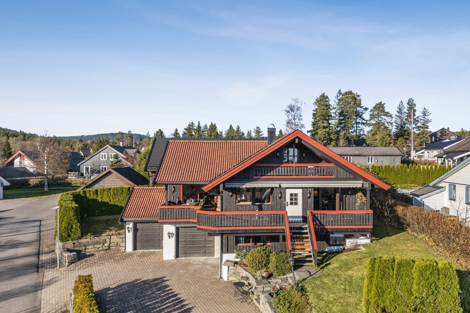 Eiendommen ligger i et svært rolig og barnevennlig område, som første hus i en blindvei med minimal gjennomgangstrafikk. Galleribilde