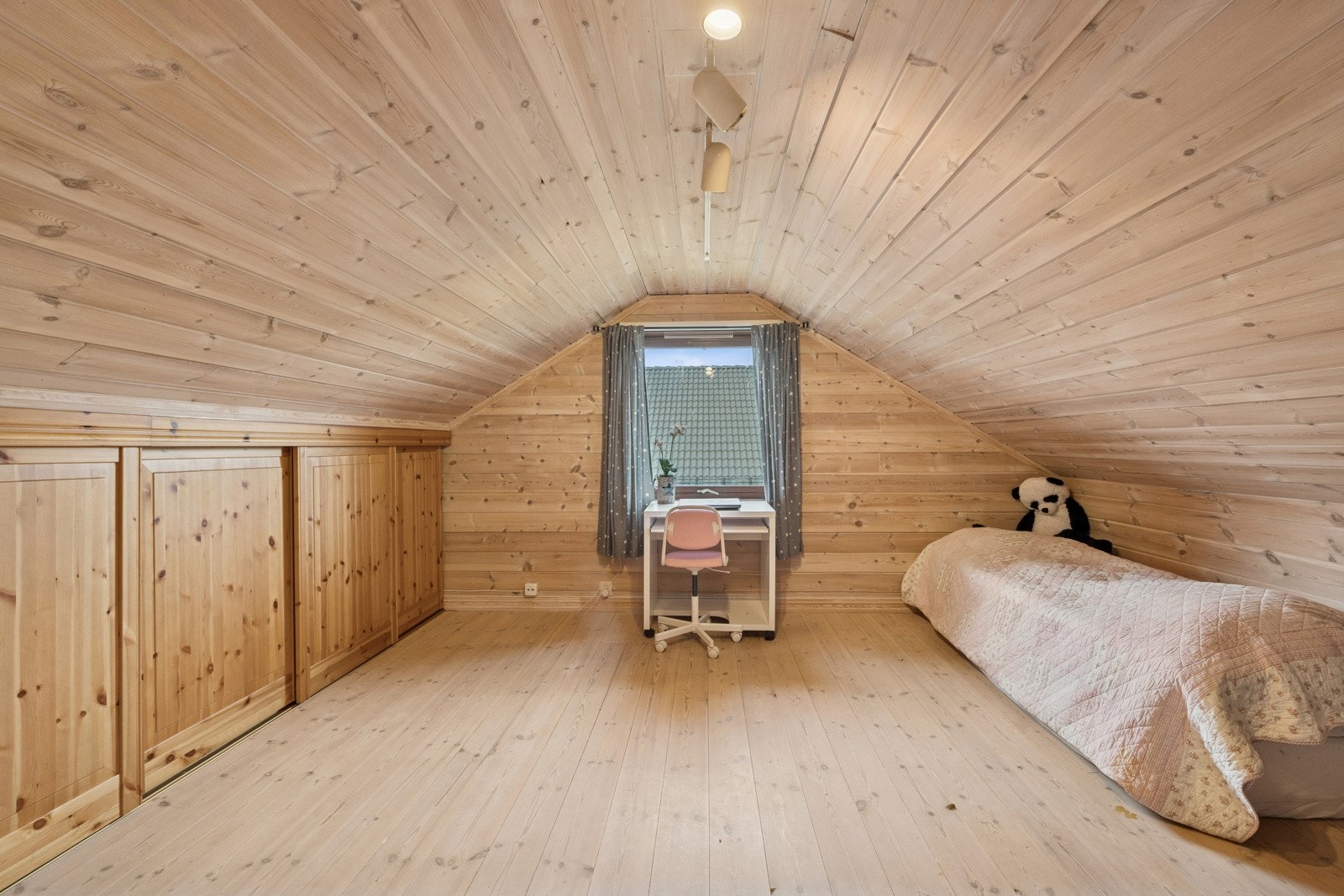 Rom innredet og brukt som soverom. Galleribilde