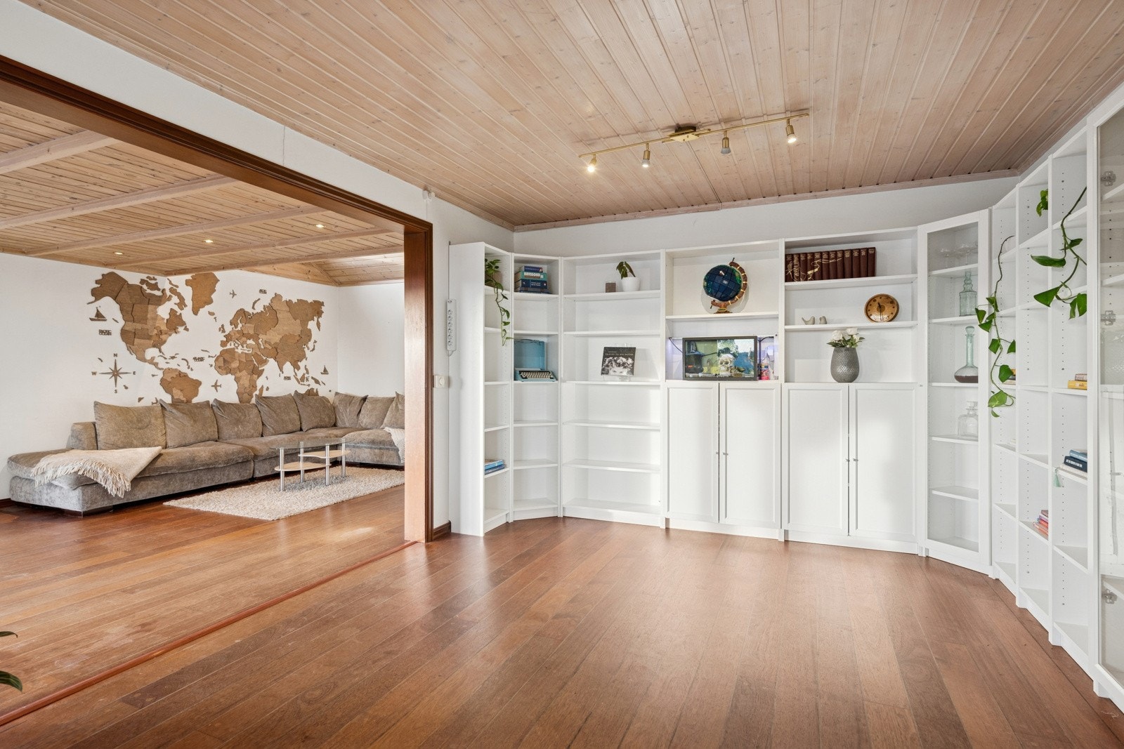 Stuen oppleves lys og har flere sosiale soner. Galleribilde