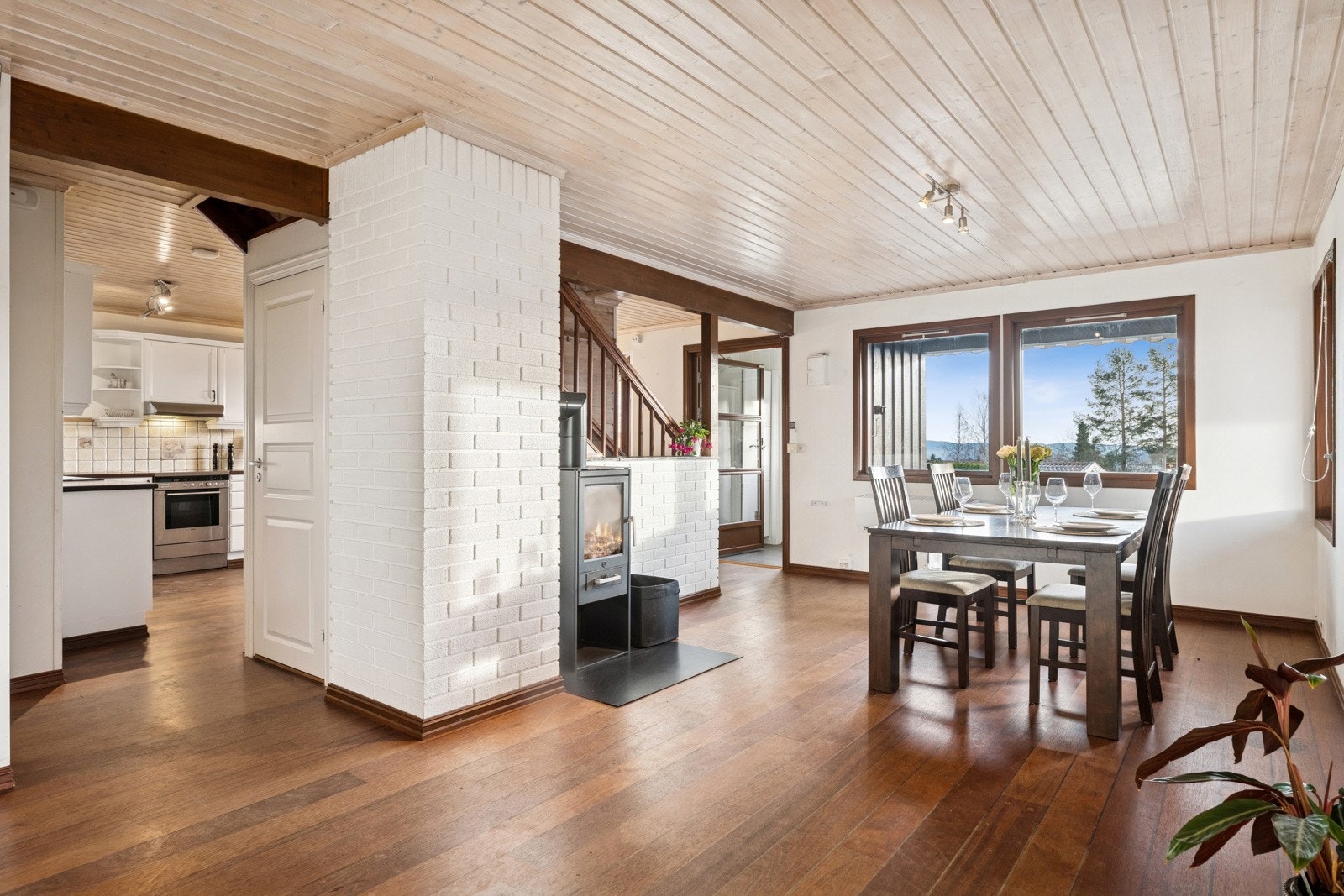 Fra kjøkkenet er det en delvis åpen løsning til en lys og fin stue. Galleribilde