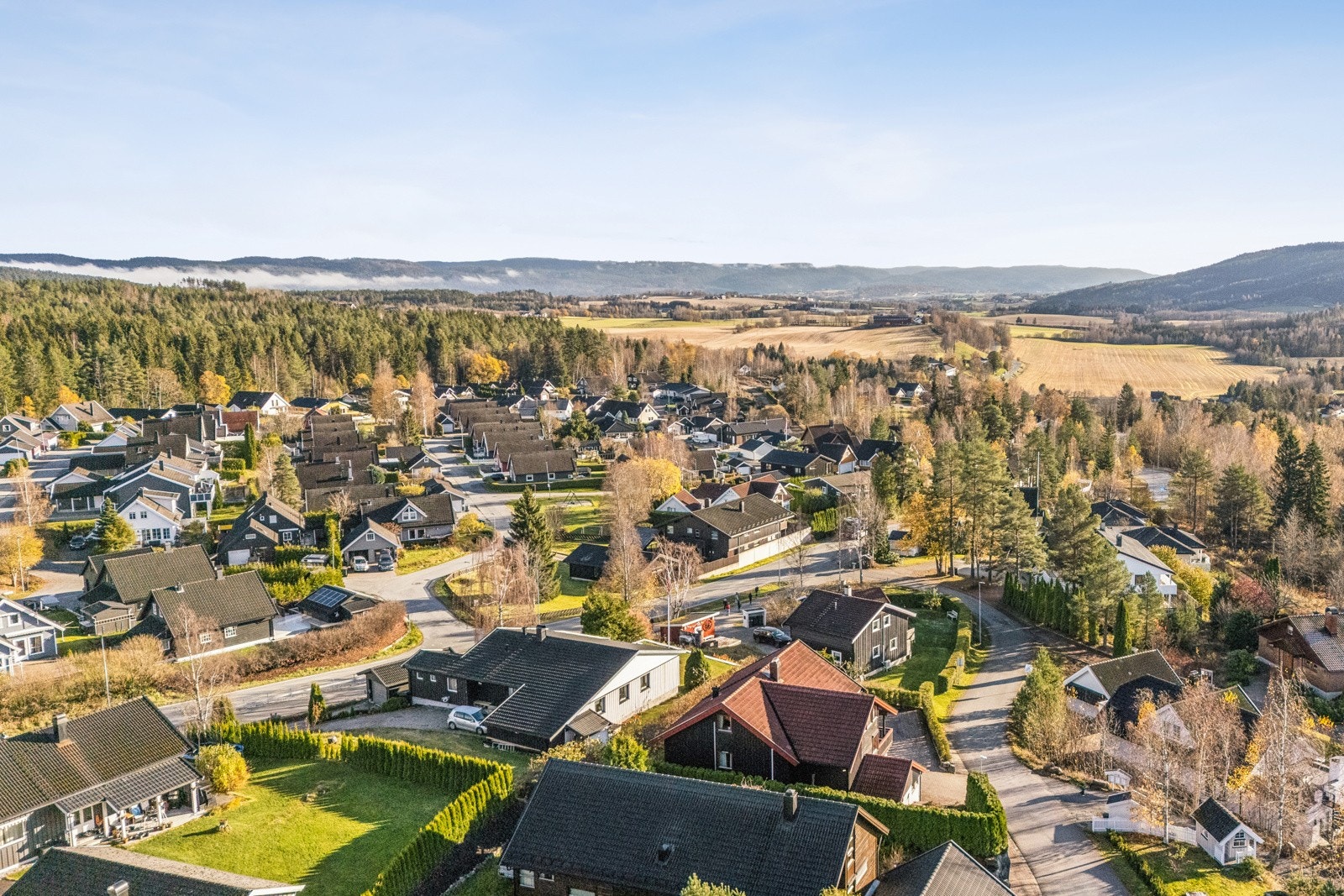 Nabolaget er veletablert og attraktivt, med gangavstand til både barnehager og skoler. Galleribilde