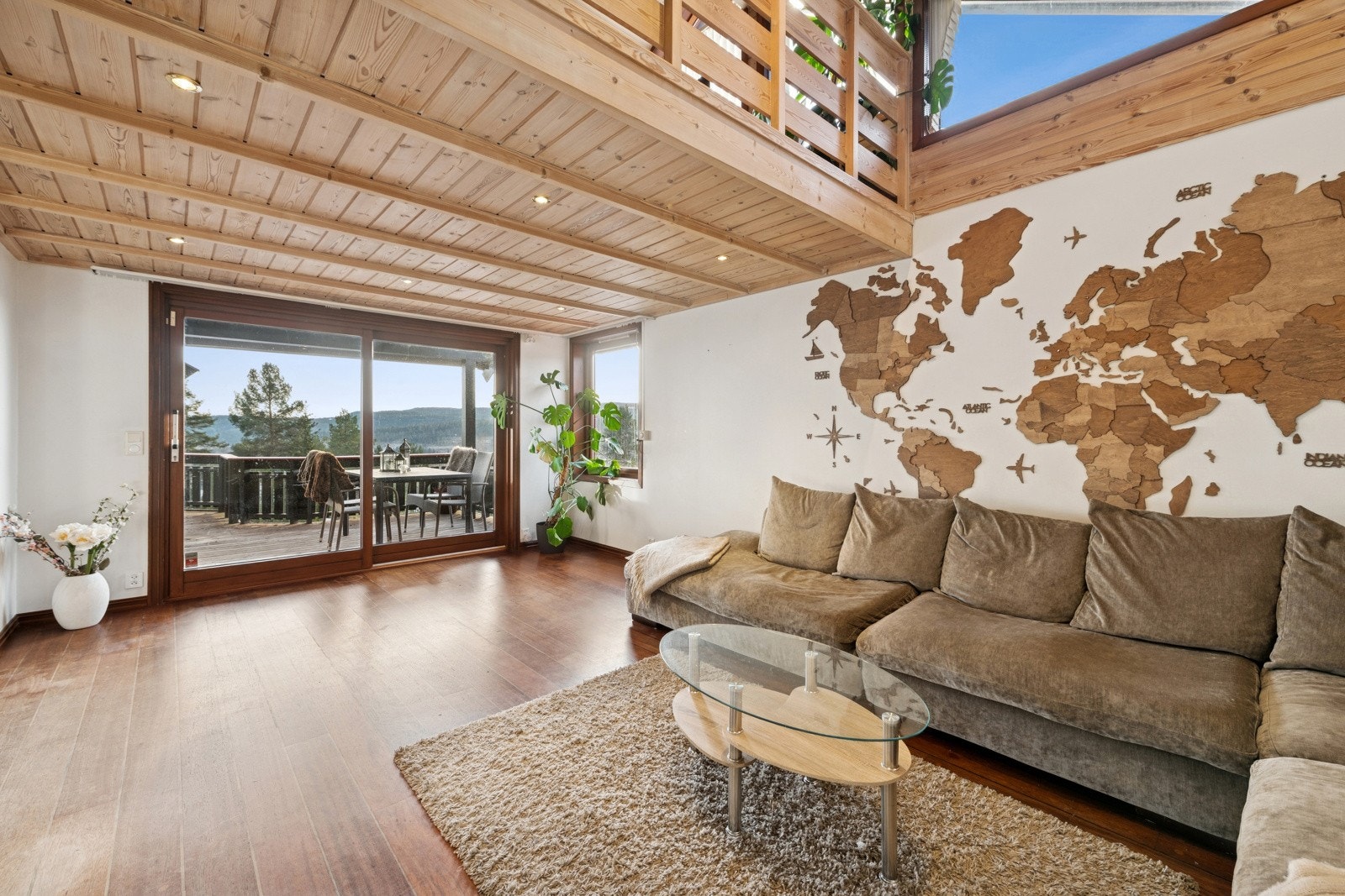 Innbydende stue med varm treinnredning, utgang til terrasse og nydelig utsikt over landskapet. Galleribilde