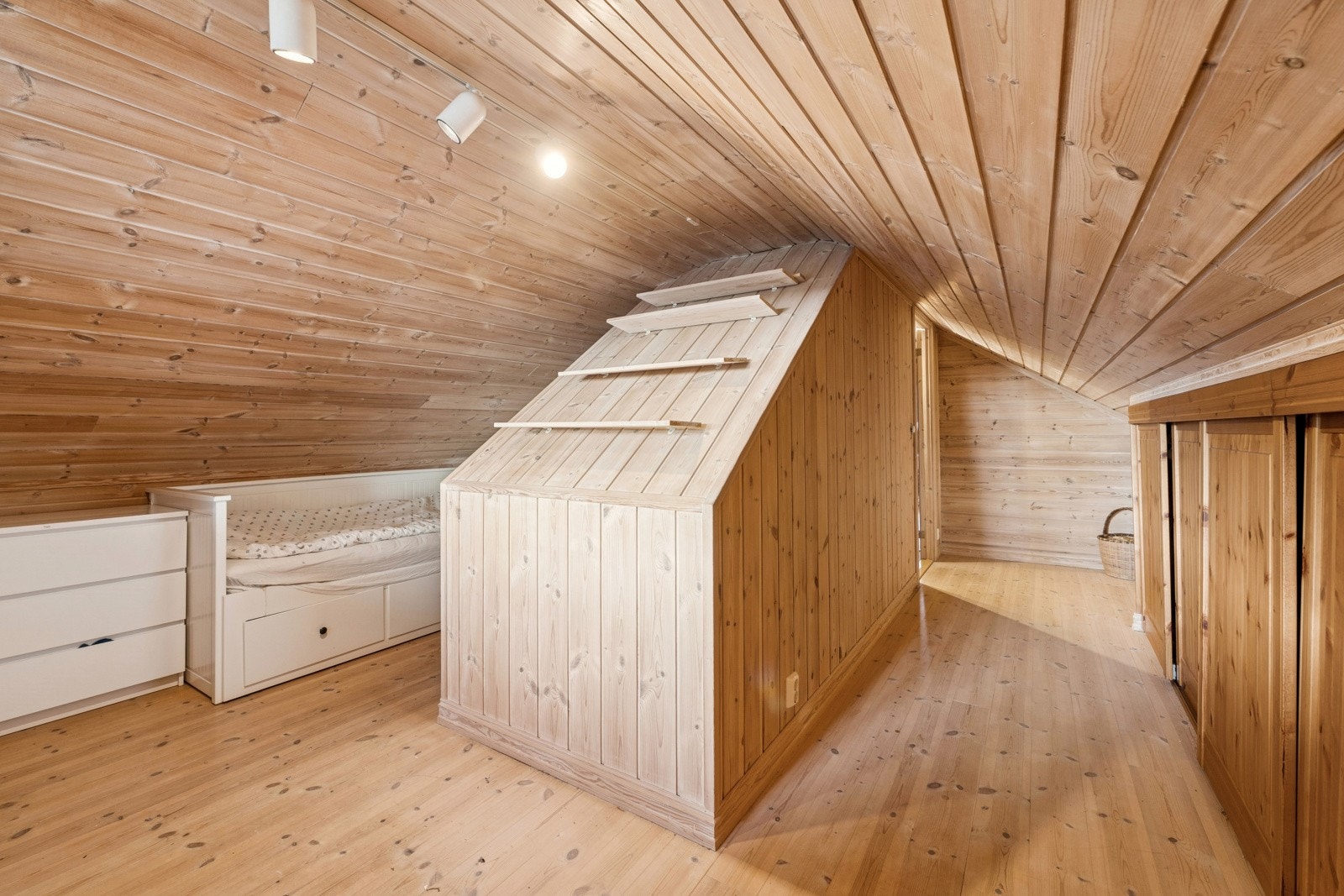 Rom innredet og brukt som soverom. Galleribilde