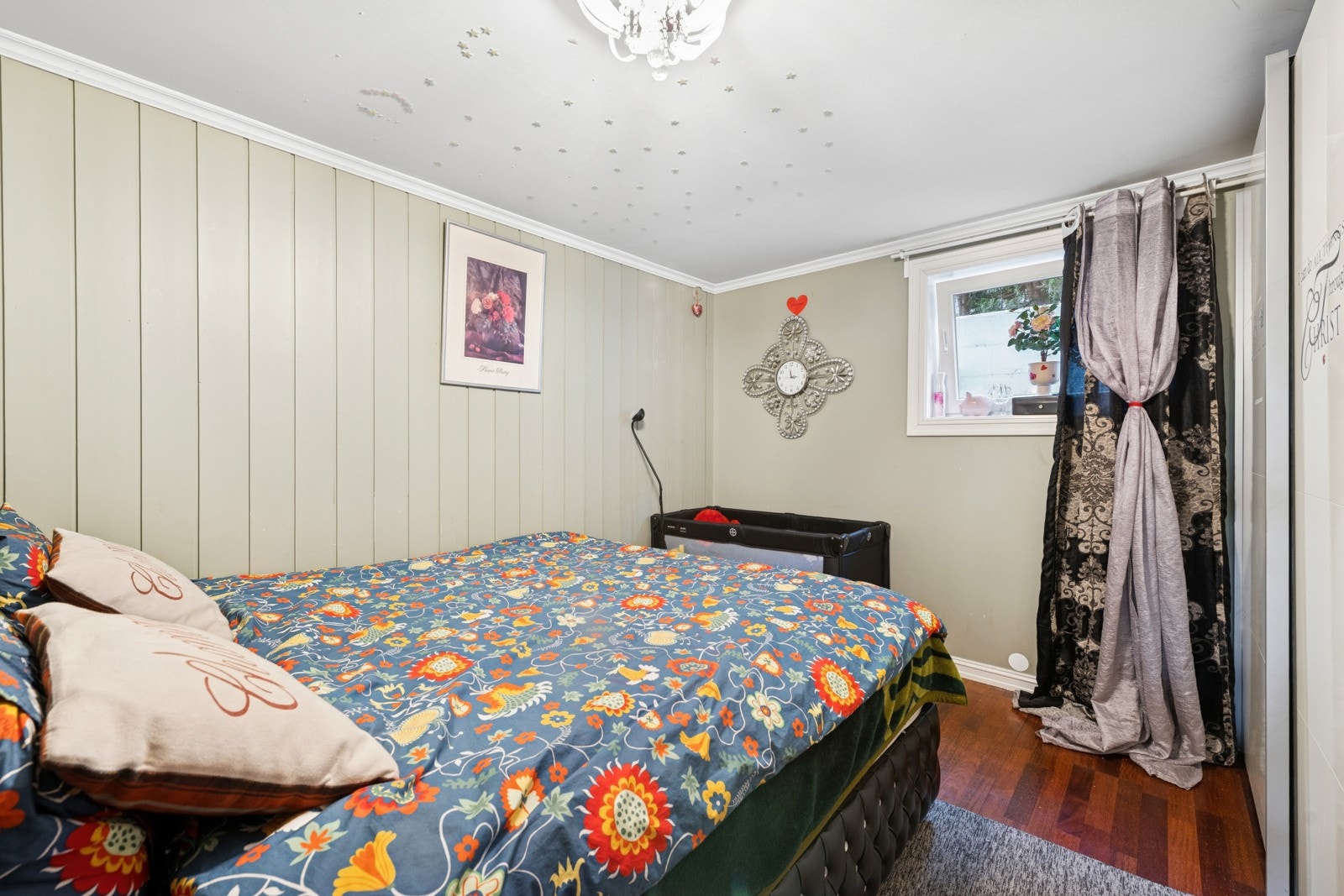 Rom innredet og brukt som soverom. Galleribilde